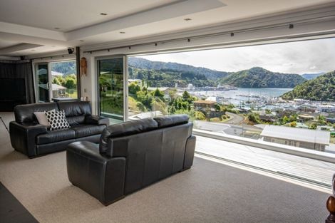 Photo of property in 26 Russell Street, Picton, 7220