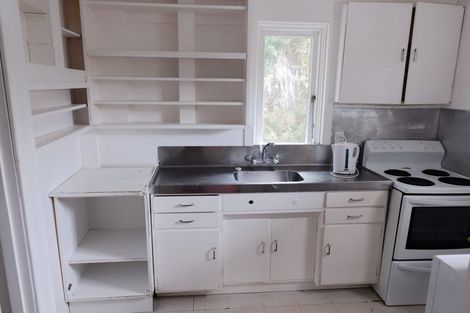 Photo of property in 26 Cave Road, Houghton Bay, Wellington, 6023