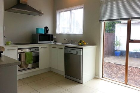Photo of property in 2/550 Glenfield Road, Glenfield, Auckland, 0629