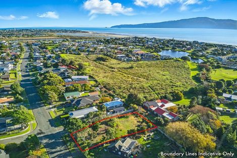 Photo of property in 53 Queens Road, Waikanae Beach, Waikanae, 5036