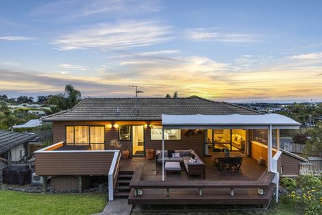 Photo of property in 5 Baulcomb Parade, Windsor Park, Auckland, 0632