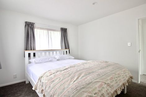 Photo of property in 2/708 Swanson Road, Swanson, Auckland, 0612