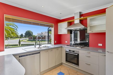 Photo of property in 2 Quadrant Heights, Paraparaumu, 5032
