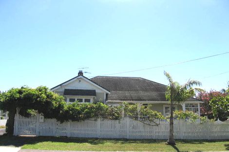 Photo of property in 1/8 Ocean View Road, Milford, Auckland, 0620