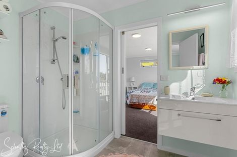 Photo of property in 10 Oxford Street, Whakapirau, Maungaturoto, 0583