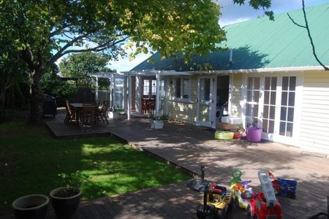 Photo of property in 16 Bridge View Road, Birkenhead, Auckland, 0626