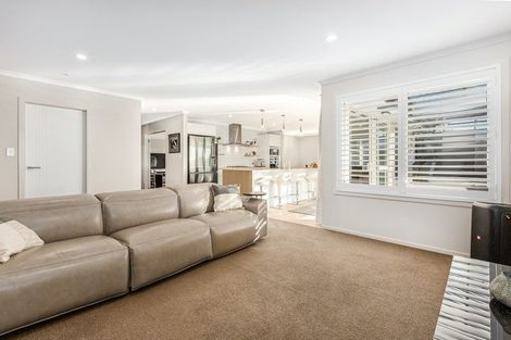 Photo of property in 86 Queen Charlotte Drive, Aotea, Porirua, 5024