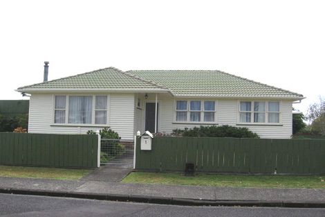 Photo of property in 1 Maybelle Place, Kelston, Auckland, 0602