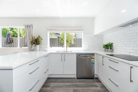 Photo of property in 1/12 Cobblestone Lane, Hillcrest, Auckland, 0627