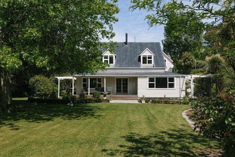 Photo of property in 200 Aokautere Drive, Fitzherbert, Palmerston North, 4471