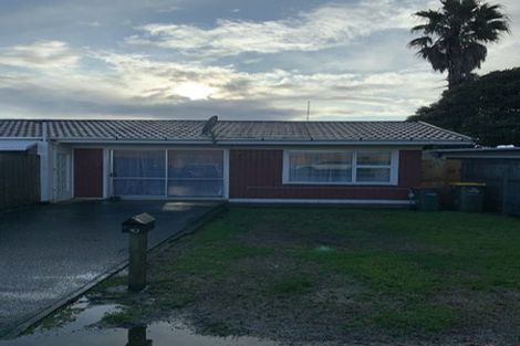 Photo of property in 2/10 Ron Keat Drive, Papakura, 2110