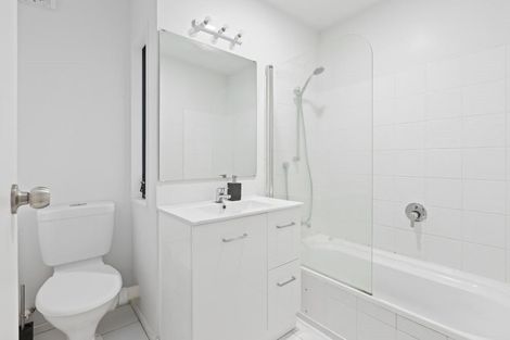 Photo of property in 2/4 Idyll Place, Northcross, Auckland, 0632