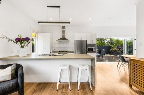 Photo of property in 2/42 Walmer Road, Point Chevalier, Auckland, 1022