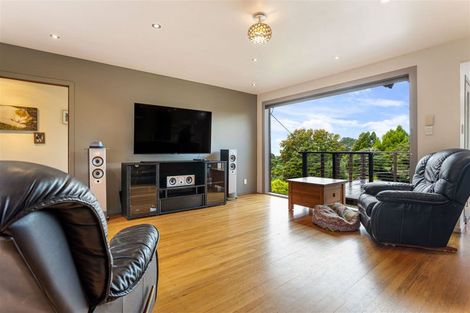 Photo of property in 8 Rauhuia Crescent, Parau, Auckland, 0604