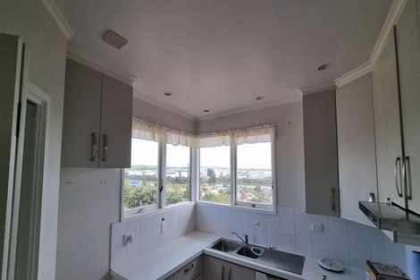 Photo of property in 28 Ellesmere Crescent, Pakuranga Heights, Auckland, 2010