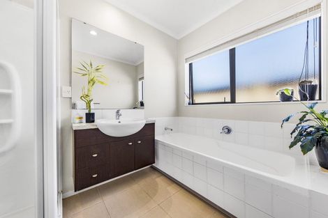 Photo of property in 11 Allerton Place, Wattle Downs, Auckland, 2103