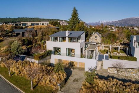 Photo of property in 8b Minaret Ridge, Wanaka, 9305