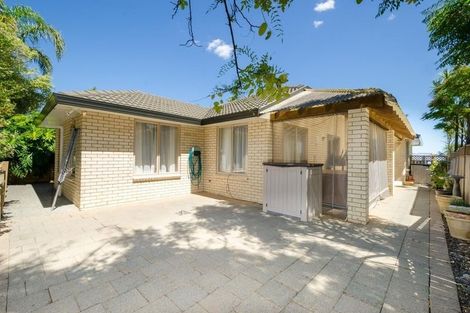 Photo of property in 2/15 Stoneleigh Court, Sunnynook, Auckland, 0632