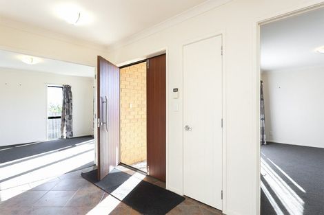 Photo of property in 4 Cliff View Drive, Green Bay, Auckland, 0604