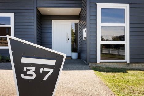 Photo of property in 37 Vaucluse Heights, Fitzherbert, Palmerston North, 4410