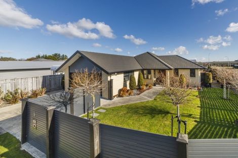 Photo of property in 6 Lorenzo Place, Kelvin Grove, Palmerston North, 4414