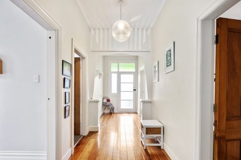 Photo of property in 112 Onepu Road, Lyall Bay, Wellington, 6022