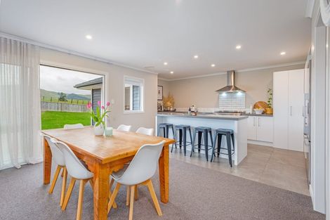 Photo of property in 26 Atlantic Drive, Fitzherbert, Palmerston North, 4410