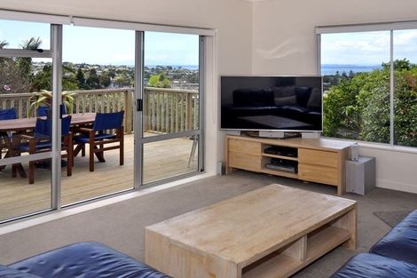 Photo of property in 20 Geoffrey Road, Torbay, Auckland, 0630