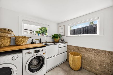 Photo of property in 6 Walker Road, Henderson Valley, Auckland, 0612