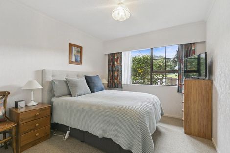 Photo of property in 87 Victory Crescent, Tawa, Wellington, 5028