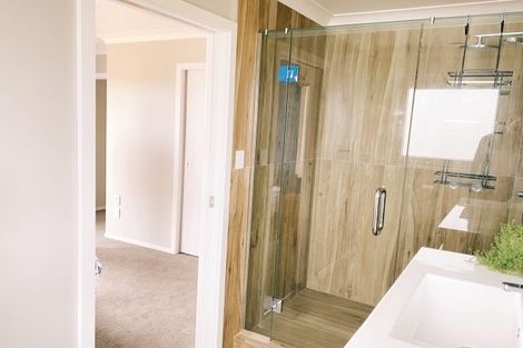 Photo of property in 18 Monaco Grove, Fitzherbert, Palmerston North, 4410