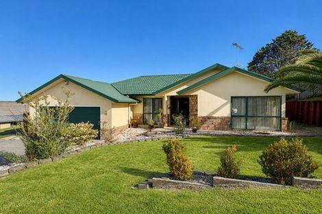 Photo of property in 28 Piper Place, Goodwood Heights, Auckland, 2105