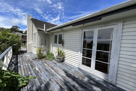 Photo of property in 16 Cliff View Drive, Green Bay, Auckland, 0604