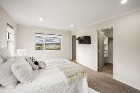 Photo of property in 16 Twin Parks Rise, Papakura, 2110