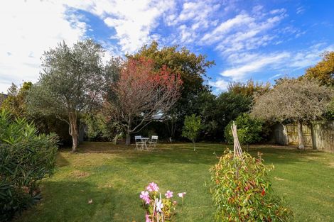 Photo of property in 16 La Lena Grove, Fitzherbert, Palmerston North, 4410
