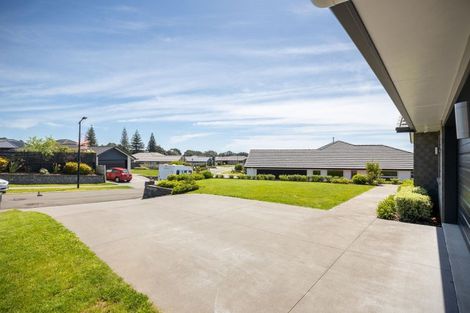 Photo of property in 3 Oakmont Crescent, Waiwhakaiho, New Plymouth, 4312
