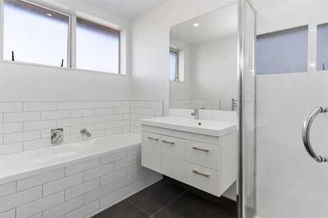 Photo of property in 28 Kotuku Street, Te Atatu Peninsula, Auckland, 0610