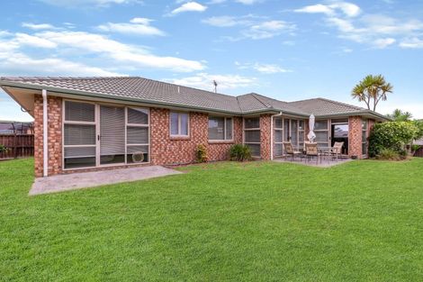 Photo of property in 15 Breaker Grove, Waiuku, 2123