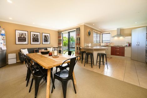 Photo of property in 19 Johnstone Drive, Fitzherbert, Palmerston North, 4410