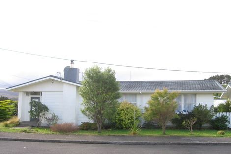 Photo of property in 8 Terrance Grove, Paparangi, Wellington, 6037