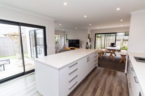 Photo of property in 41 Glanmire Road, Newlands, Wellington, 6037