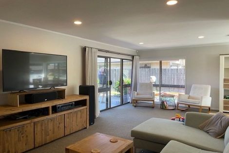 Photo of property in 7 Donzella Place, Conifer Grove, Takanini, 2112