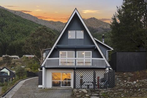 Photo of property in 26 Williams Street, Sunshine Bay, Queenstown, 9300