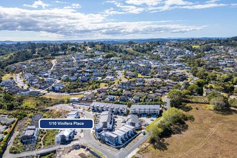 Photo of property in 5/10 Vinifera Place, Fairview Heights, Auckland, 0632