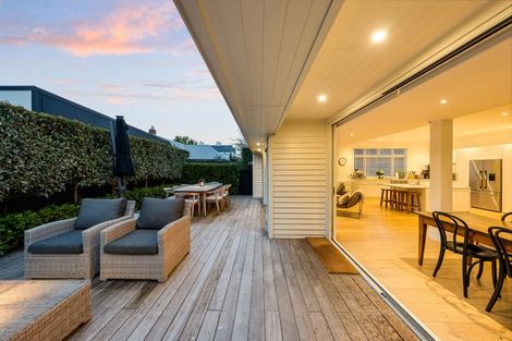 Photo of property in 33 Hawkesbury Avenue, St Albans, Christchurch, 8014