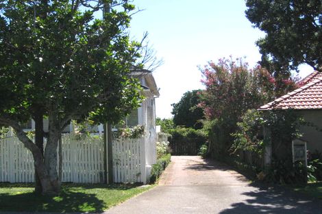 Photo of property in 2/8 Ocean View Road, Northcote, Auckland, 0627