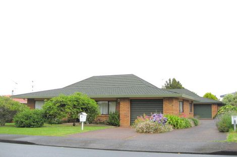 Photo of property in 100 Chichester Drive, Rosehill, Papakura, 2113