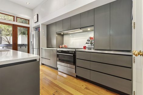 Photo of property in 43 Grove Road, Kelburn, Wellington, 6012