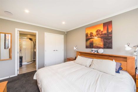 Photo of property in 32 Tokomaru Road East, Tokomaru, Palmerston North, 4474