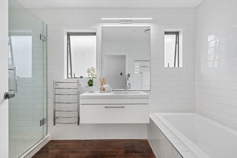 Photo of property in 2 Wharf Road, Te Atatu Peninsula, Auckland, 0610